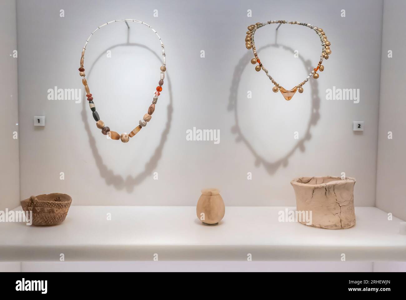 Collane: Oro, faience, corniola, agata. Vasi di alabastro. Cimitero di Buri. Late Dilmun c 600-400 a.C. Foto Stock