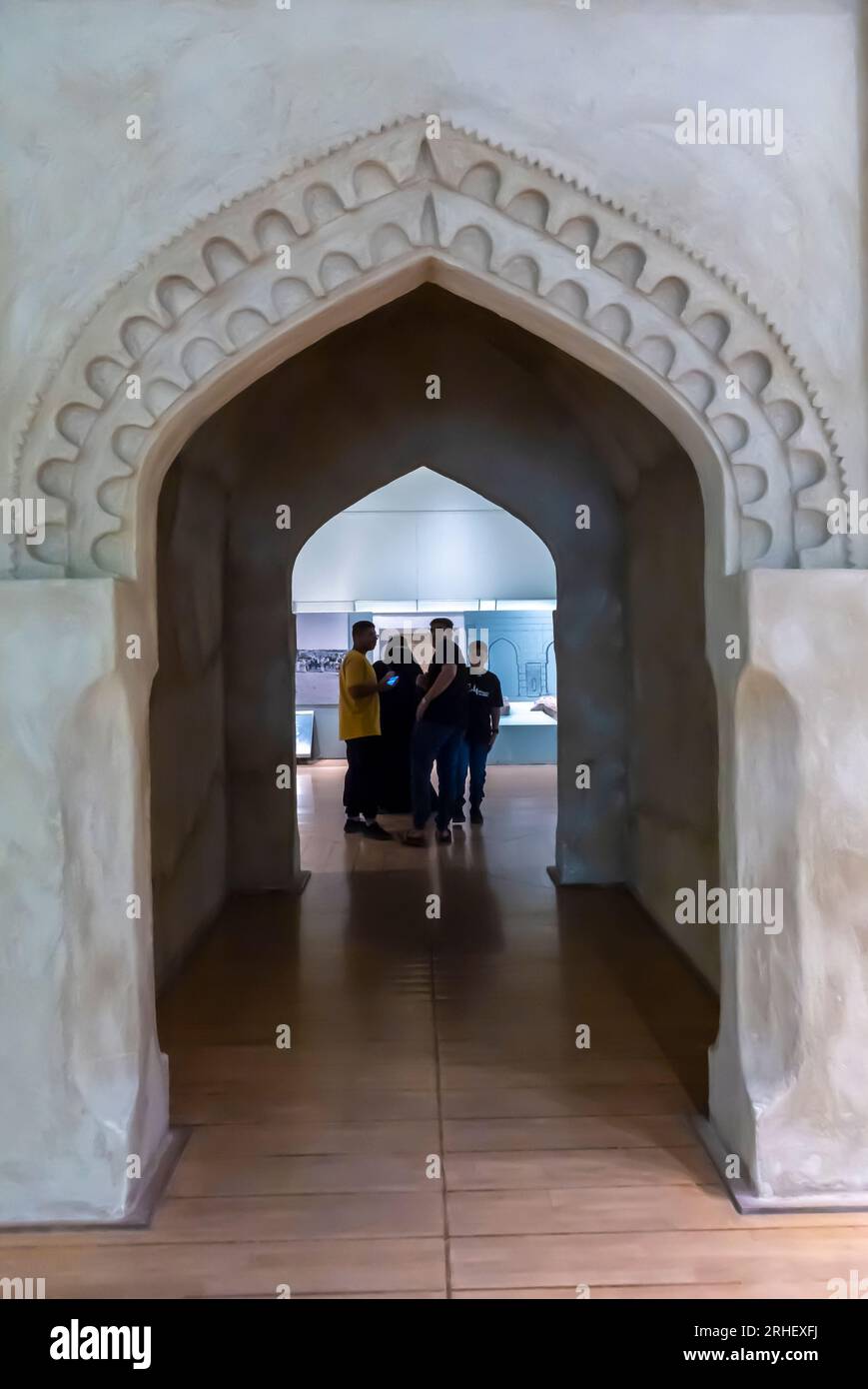 Visitatori del museo nazionale del Bahrain Foto Stock