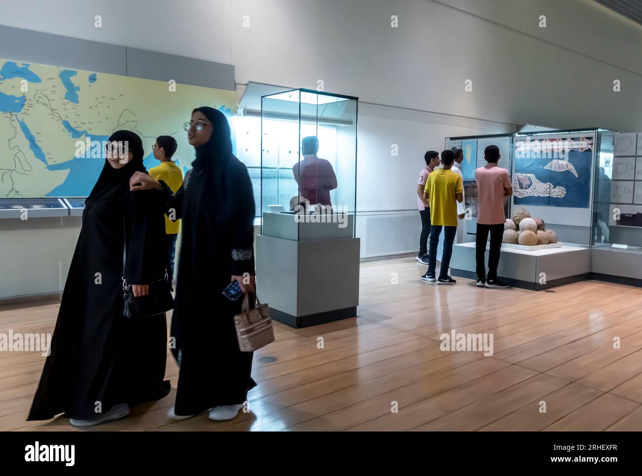 Visitatori del museo nazionale del Bahrain Foto Stock