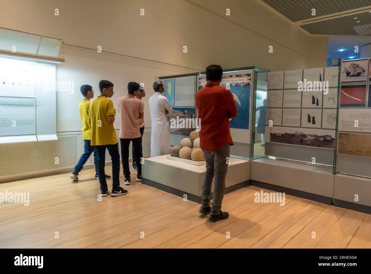 Visitatori del museo nazionale del Bahrain Foto Stock