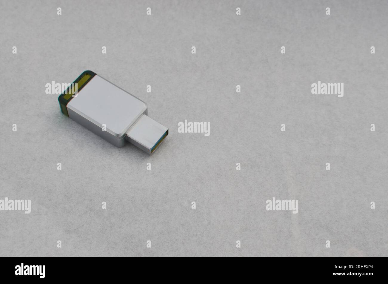 Unità flash in alluminio, chiavetta USB moderna e robusta. Trasmettere l'idea di un'unità flash efficiente in un design sofisticato. Foto Stock