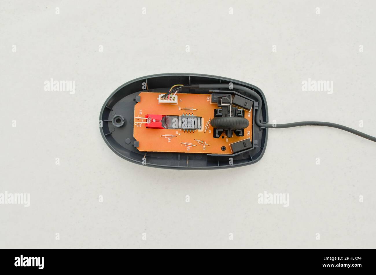 Mouse per computer aperto con circuito elettronico esposto per la manutenzione, simbolo della tecnologia e dell'informatica moderna. Perfetto per concetti tecnologici, cifra Foto Stock