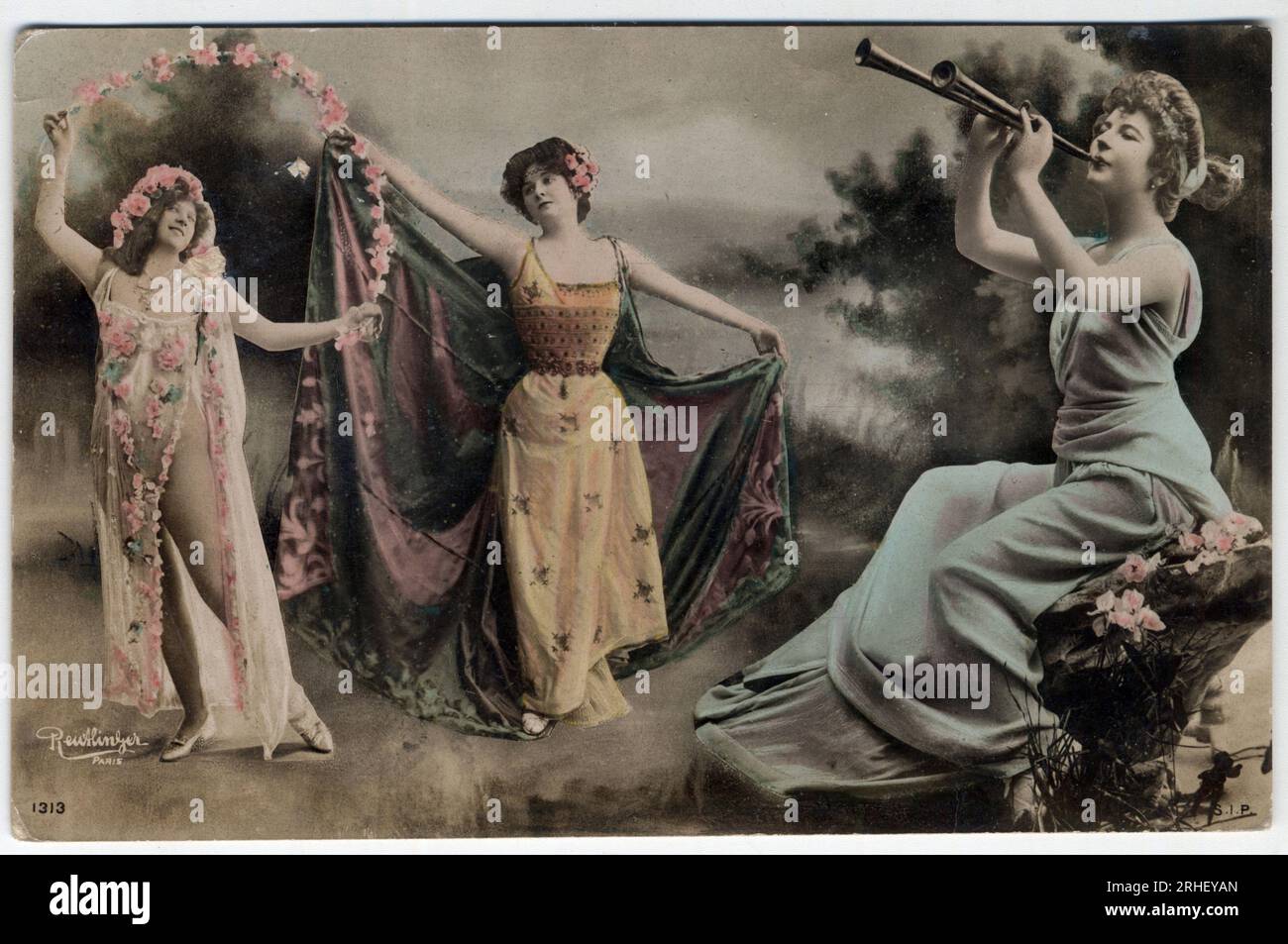 Jeunes danseuses et joueuse de double flute - carte postale datee 1905 Foto Stock