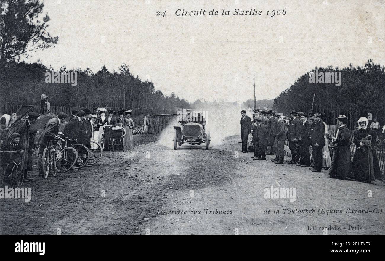 Corso automobile, Grand Prix de France (ACF), 1906 : l'arrivee aux tribunes de 'de la Touloubre' dans une Clement-Bayard - carte postale Foto Stock