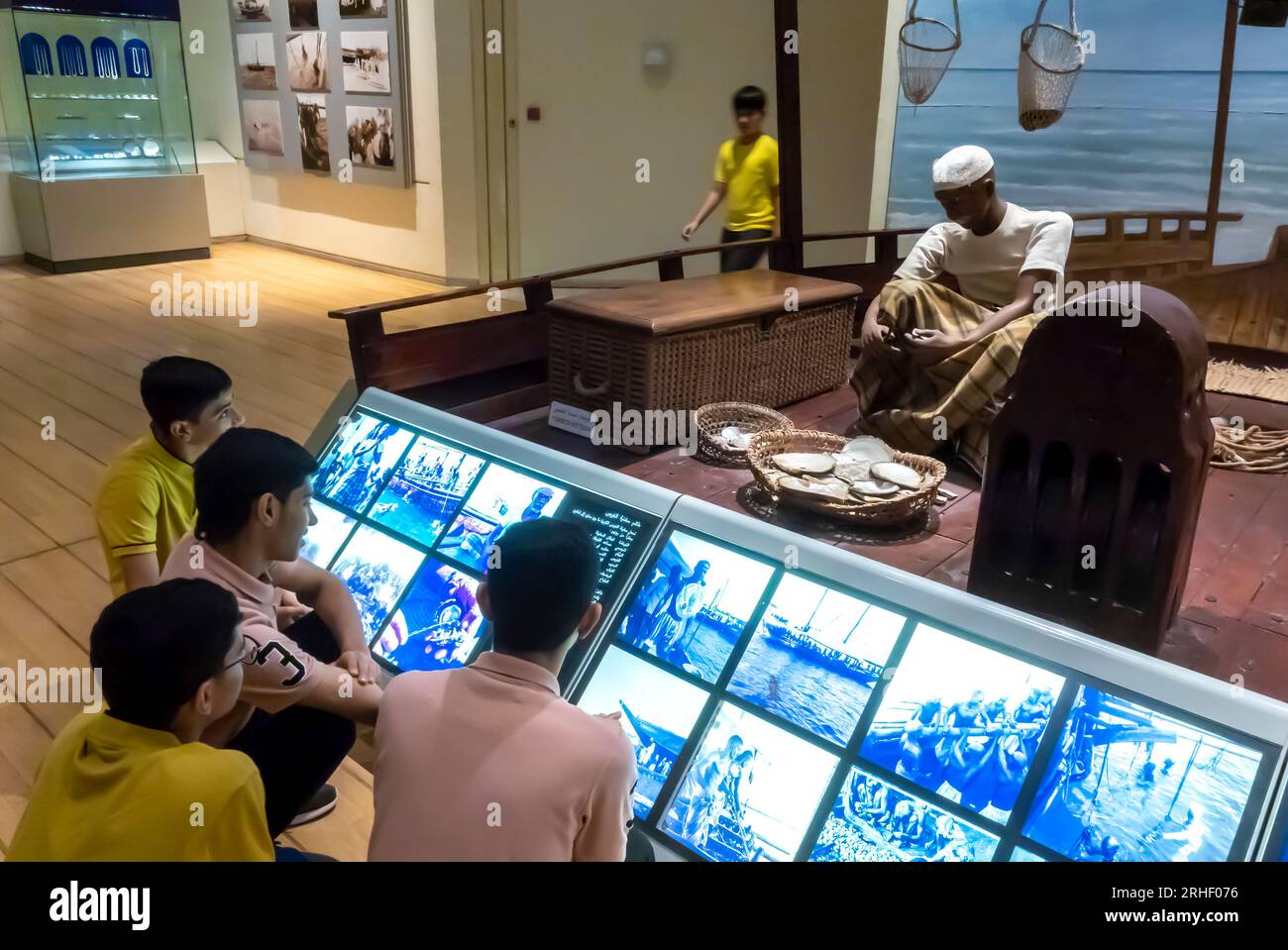 Turisti nel Museo Nazionale del Bahrain Foto Stock