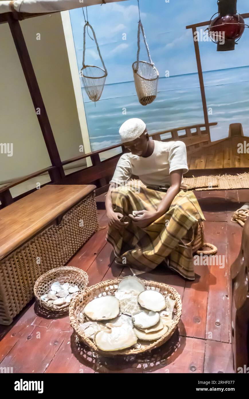 Installazione del museo del Bahrain: Maestro di perle che estrae perle dai molluschi Foto Stock
