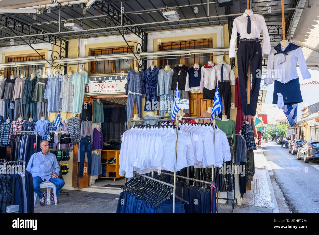 Un negozio di abbigliamento nel quartiere del bazar nel vecchio quartiere di Kalamata, Messinia, Peloponneso, Grecia Foto Stock
