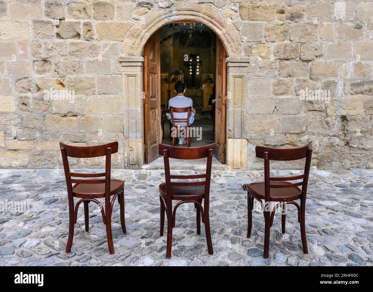 Un servizio nella chiesa bizantina del XIII secolo di Agii Apostoli nell'antico quater di Kalamata. La guerra d'indipendenza greca fu formalmente dichiarata lei Foto Stock