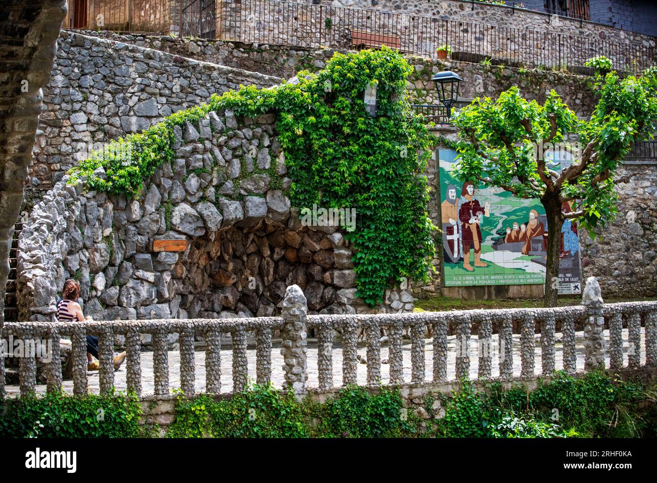 Murale del 700° anniversario della carta di insediamento e franchising della città di Lillet, Berguedà, Catalogna, Spagna. Il murale è posto su Foto Stock
