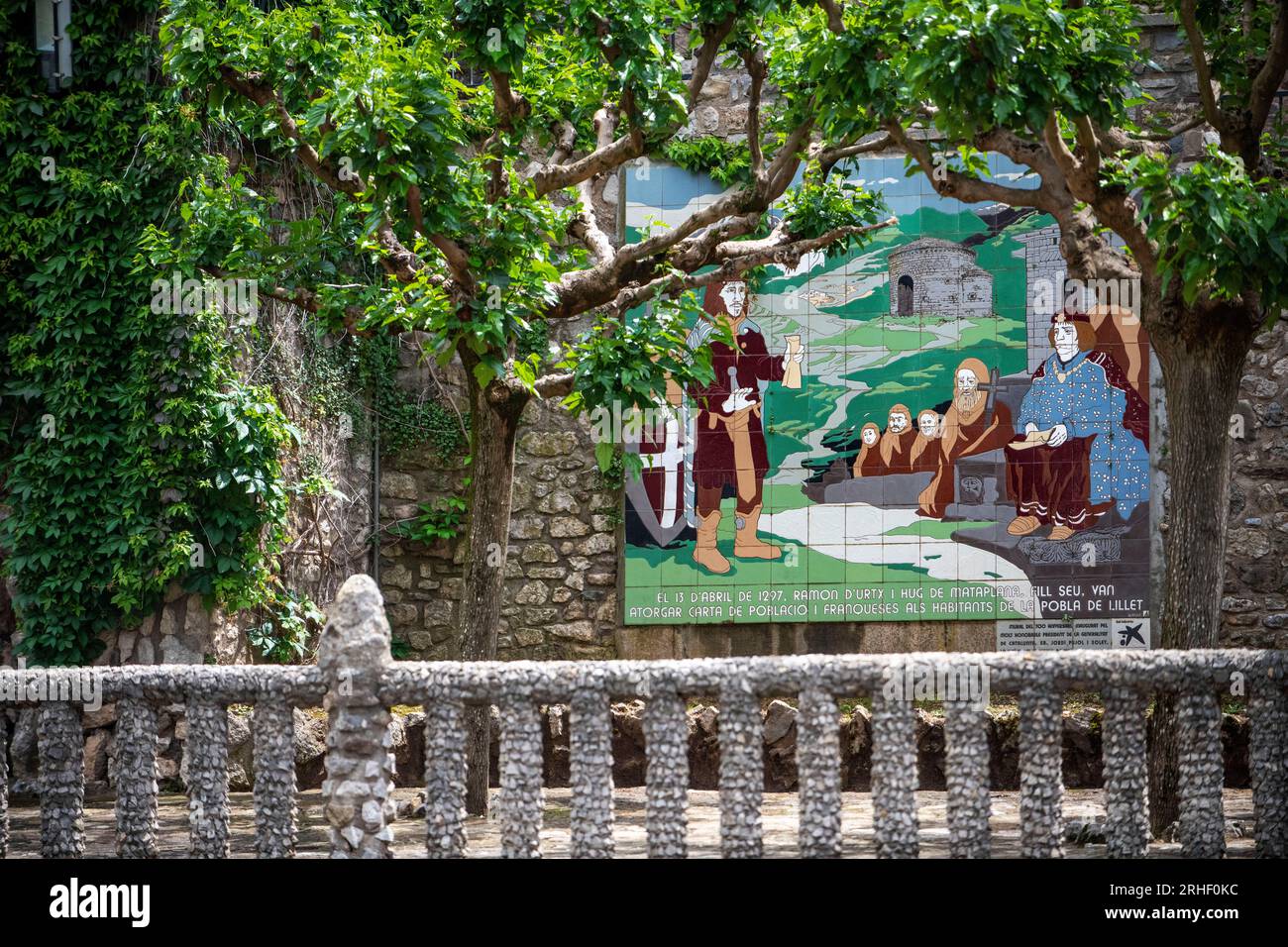 Murale del 700° anniversario della carta di insediamento e franchising della città di Lillet, Berguedà, Catalogna, Spagna. Il murale è posto su Foto Stock