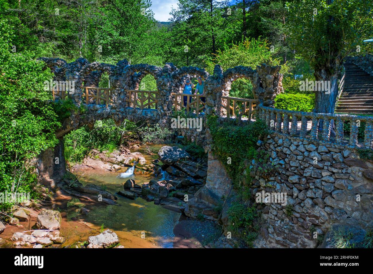 Vista aerea dei Giardini Artigas o dei Jardins Artigas progettati da Antoni Gaudí. Vista del ponte ad arco a la Pobla de Lillet, Catalogna, Spagna. Nel 190 Foto Stock