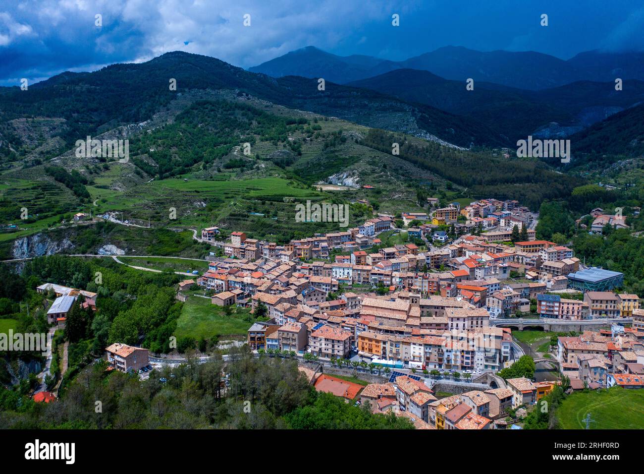 Vista aerea del villaggio la Pobla de Lillet in un giorno d'estate a Berguedà, provincia di Barcellona, Catalogna, Spagna Foto Stock