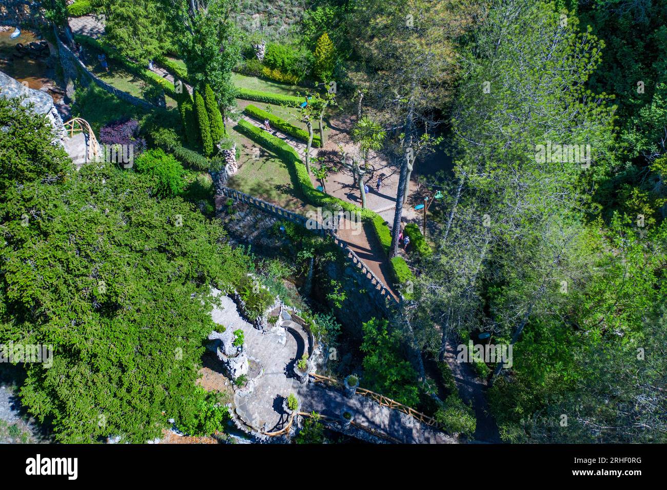 Vista aerea dei Giardini Artigas o dei Jardins Artigas progettati da Antoni Gaudí. Vista del ponte ad arco a la Pobla de Lillet, Catalogna, Spagna. Nel 190 Foto Stock