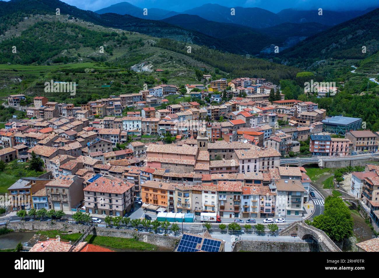 Vista aerea del villaggio la Pobla de Lillet in un giorno d'estate a Berguedà, provincia di Barcellona, Catalogna, Spagna Foto Stock