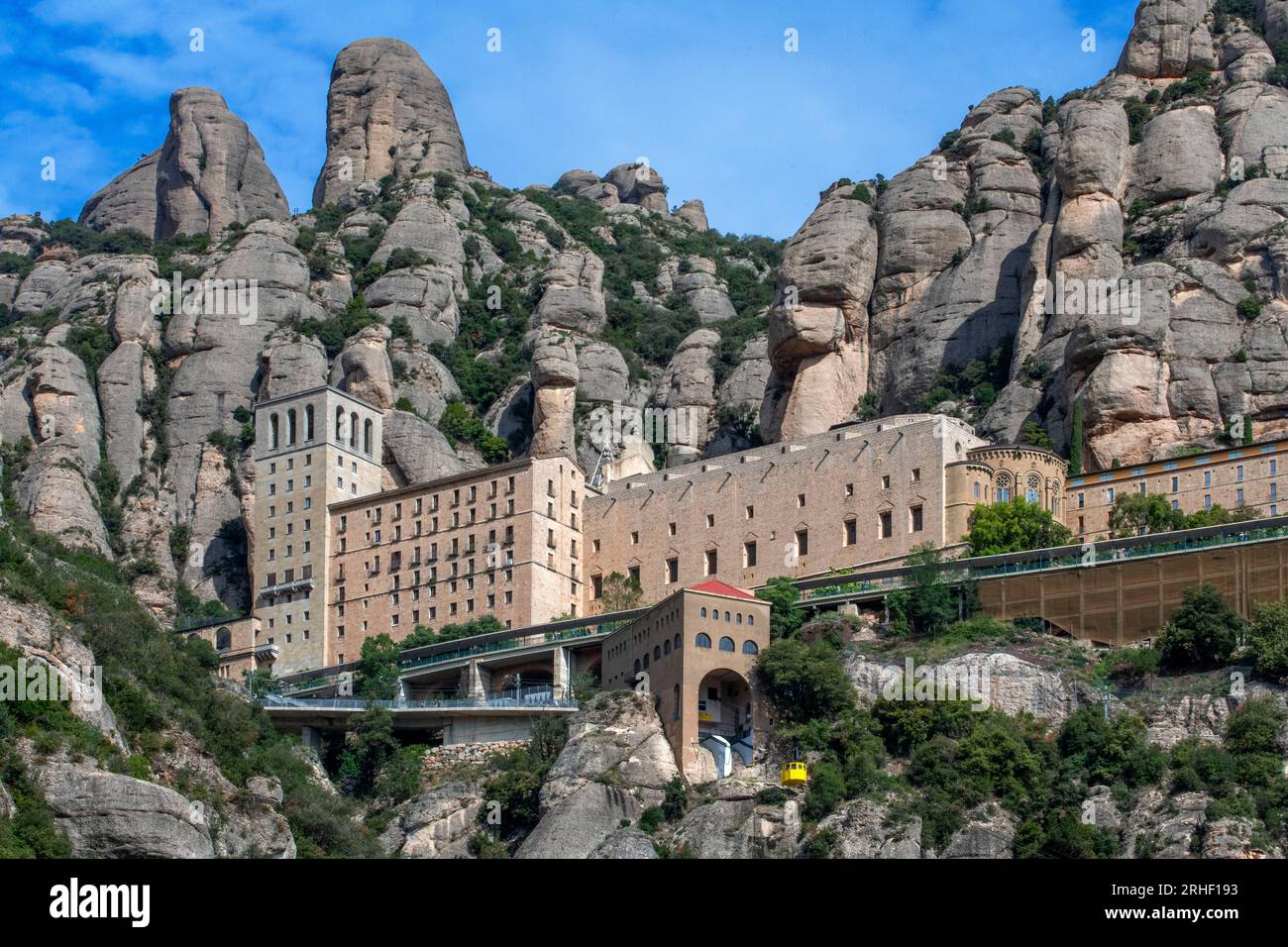 Giorno d'estate nell'abbazia benedettina di Santa Maria de Montserrat, Monistrol de Montserrat, Barcellona, Catalogna, Spagna Foto Stock