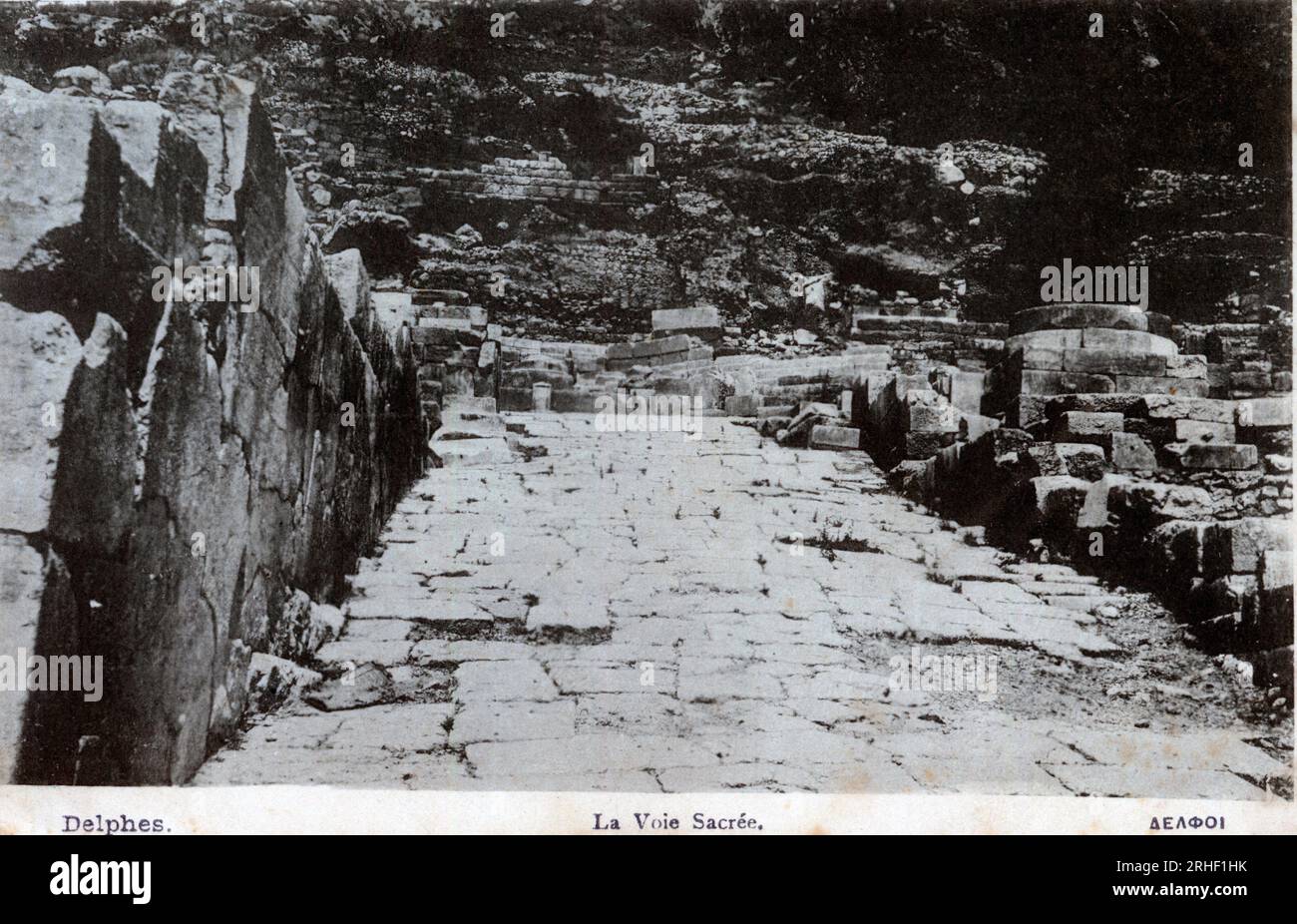 Grece, Delphes : vue de l'une des entrees dite 'voie sacree' - carte postale fin 19eme-20eme siecle Foto Stock