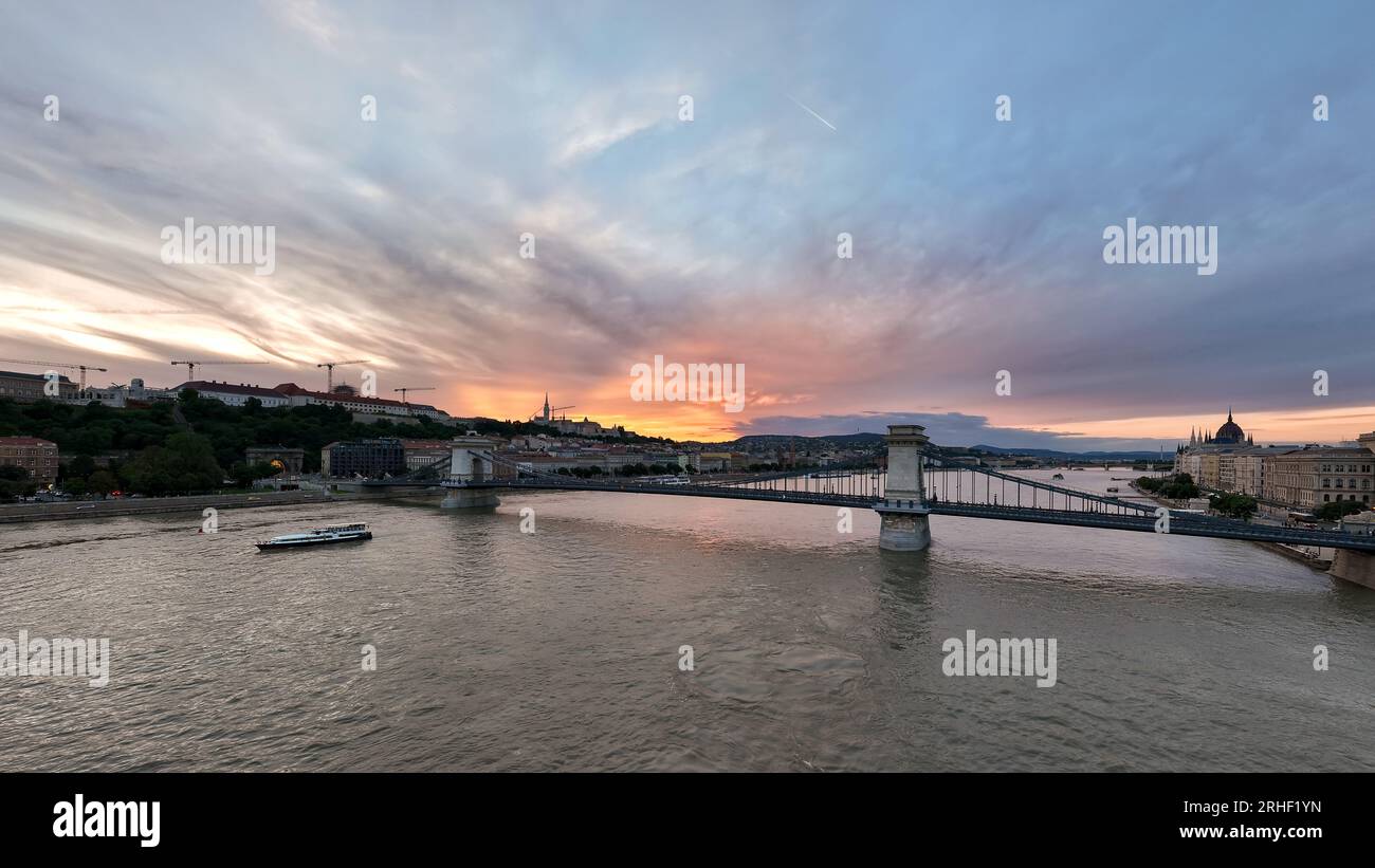 Ponte della catena Szechenyi rinnovato a Budapest in Ungheria. Sostituisce tutti i mattoni vecchi e danneggiati, tutti i componenti in ferro e il sistema di illuminazione completo. La catena Foto Stock