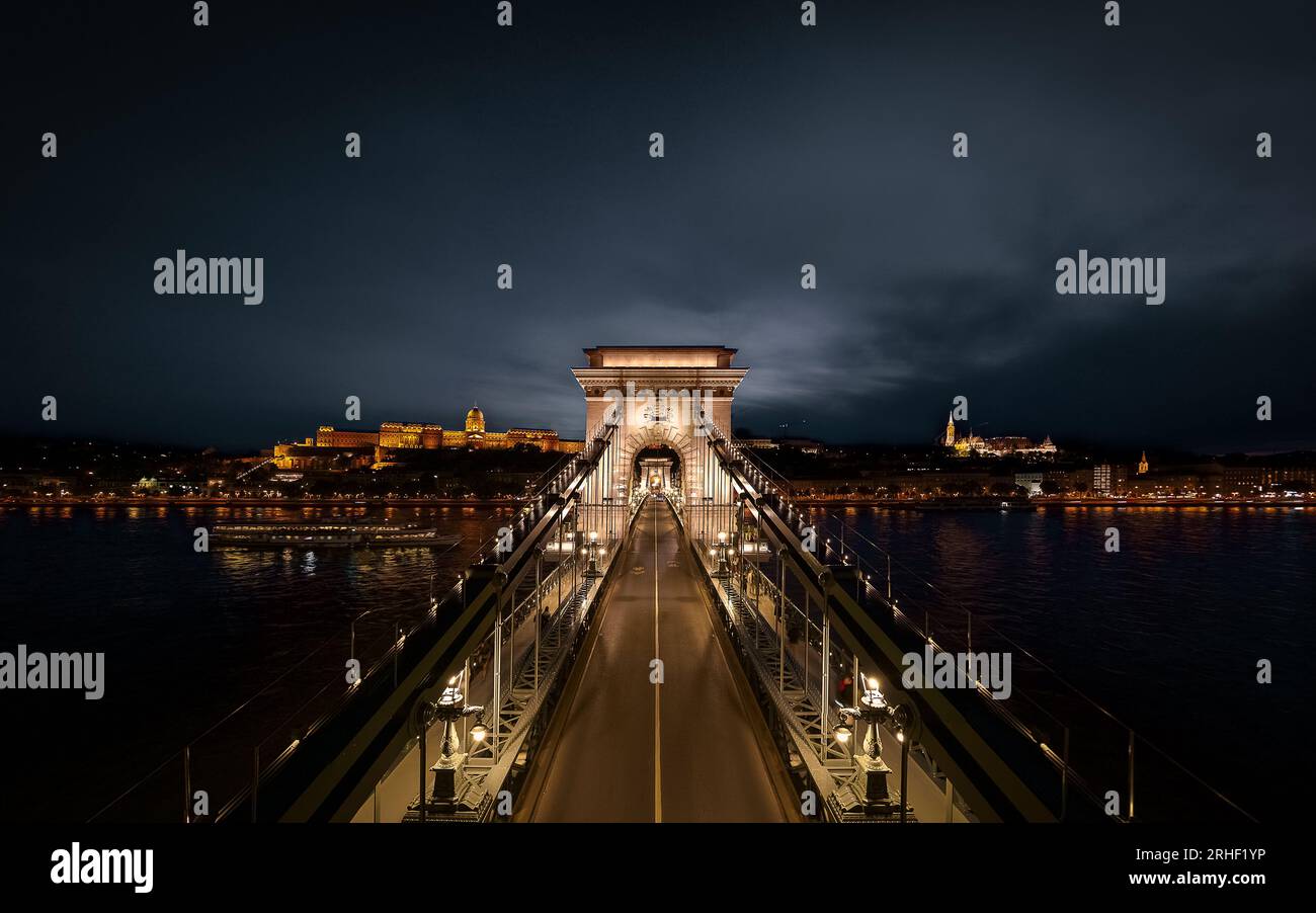 Ponte della catena Szechenyi rinnovato a Budapest in Ungheria. Sostituisce tutti i mattoni vecchi e danneggiati, tutti i componenti in ferro e il sistema di illuminazione completo. La catena Foto Stock