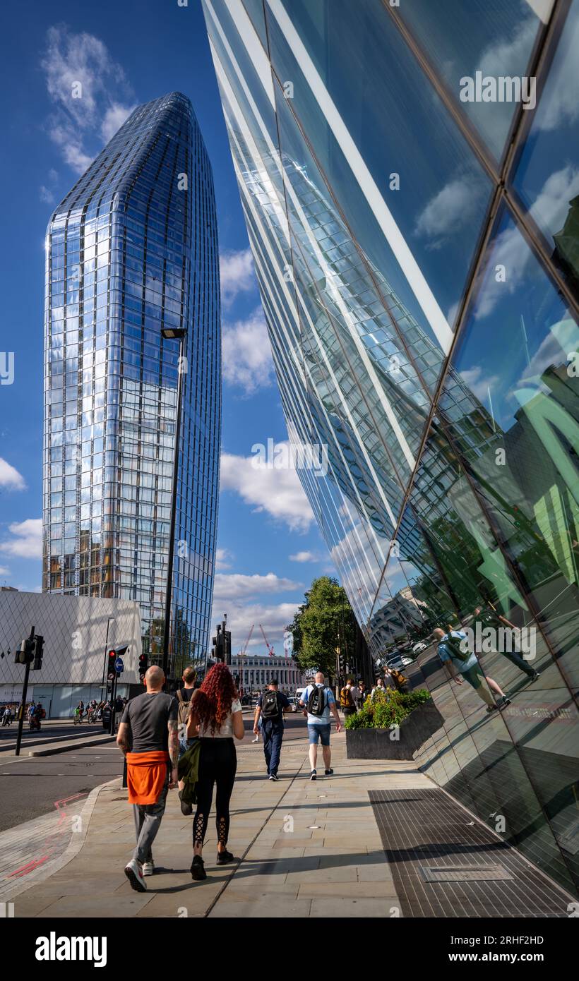 Londra, Regno Unito: Persone che camminano lungo Blackfriars Road a Southwark. L'edificio a destra è 240 Blackfriars Road e il grattacielo più avanti è One Blackfriars. Foto Stock