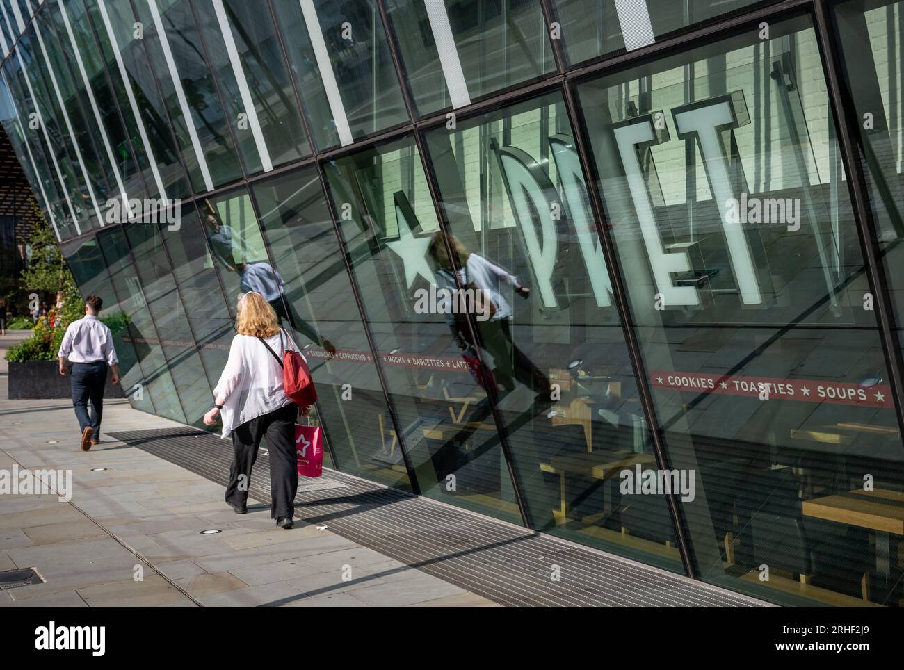Londra, Regno Unito: Persone che camminano davanti alla caffetteria Pret A Manger al 240 di Blackfriars Road a Southwark, Londra. Foto Stock