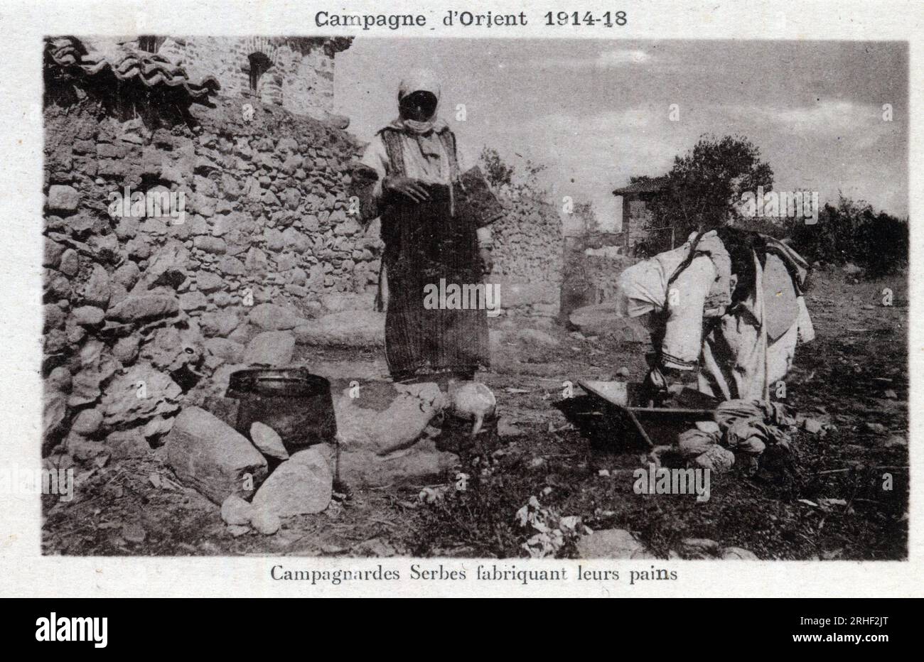 Serbie : paysannes serbes fabriquant leur pain - carte postale 1914-1918 Foto Stock