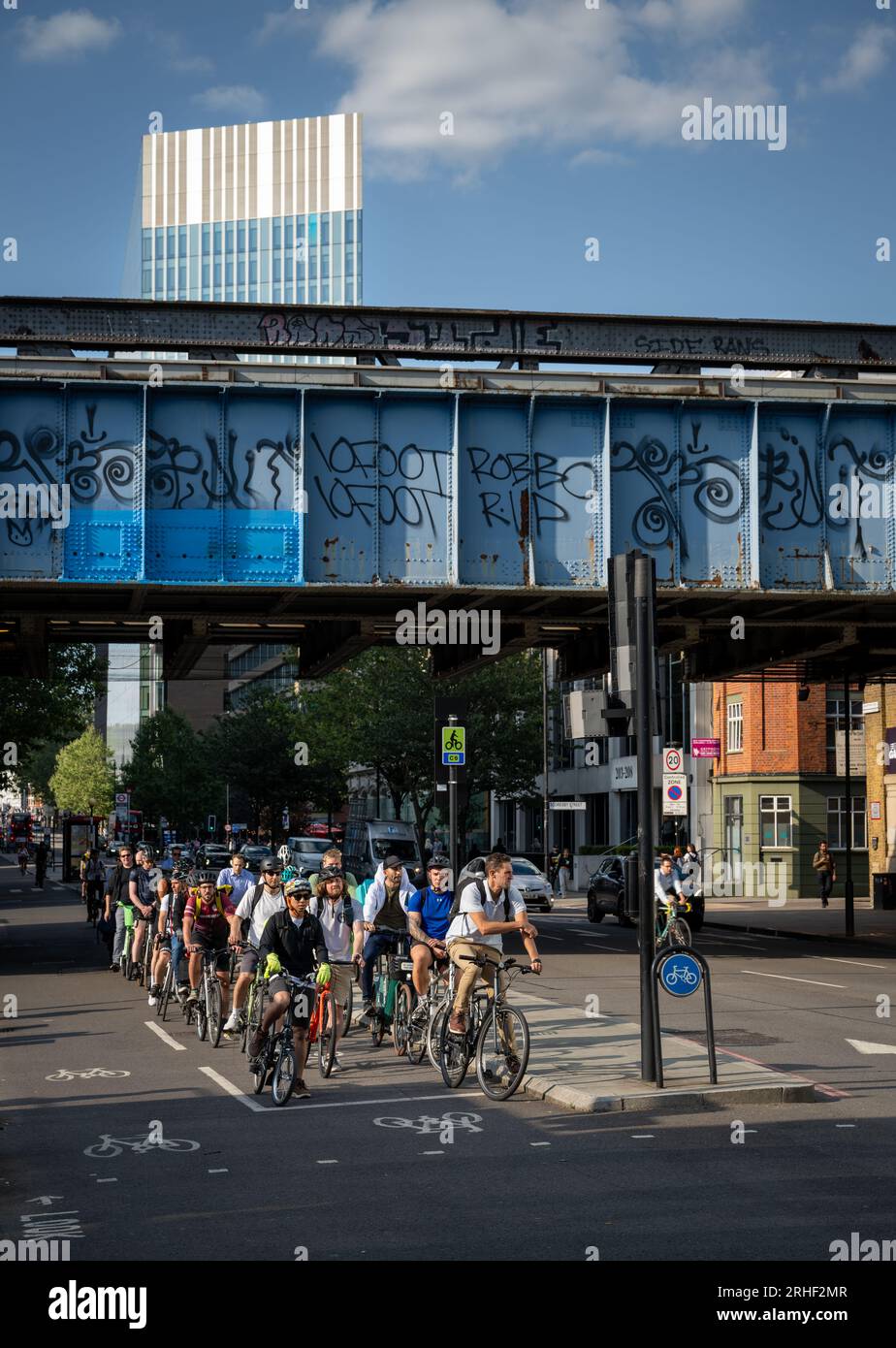 Londra, Regno Unito: I ciclisti aspettano al semaforo di Blackfriars Road a Southwark, Londra. Ponte ferroviario sopra. Foto Stock
