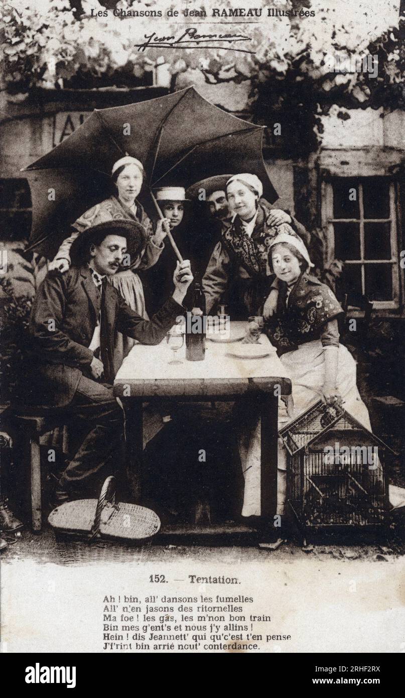 Habitants du Berry en tenue traditionnelle reunis autour d'une table - carte postale datee 1936 de la serie "Les Chansons de Jean Rameau illustrees" Foto Stock