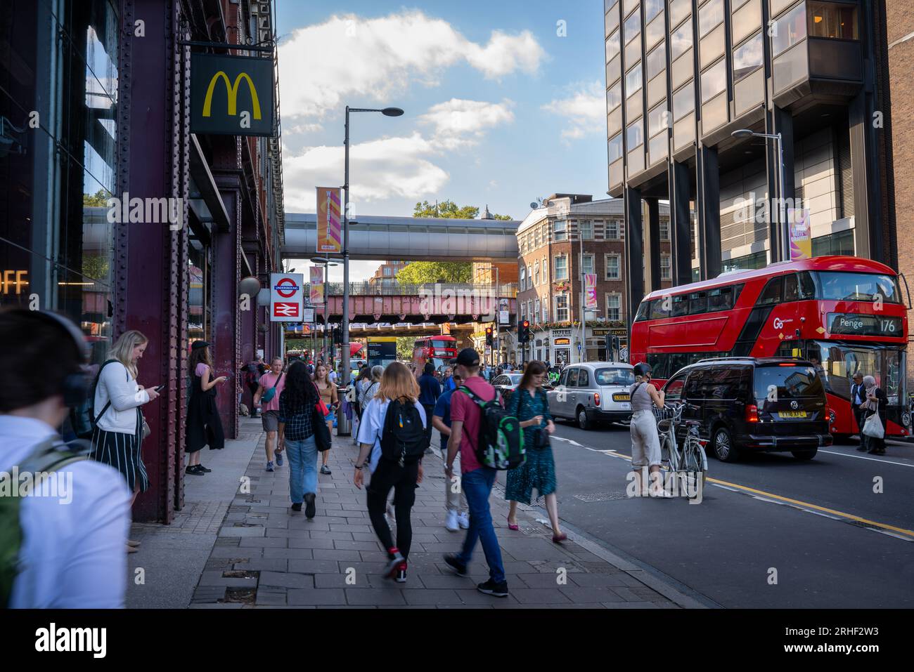 Londra, Regno Unito: Scena stradale su Waterloo Road, di fronte alla stazione di Waterloo a Londra. Foto Stock