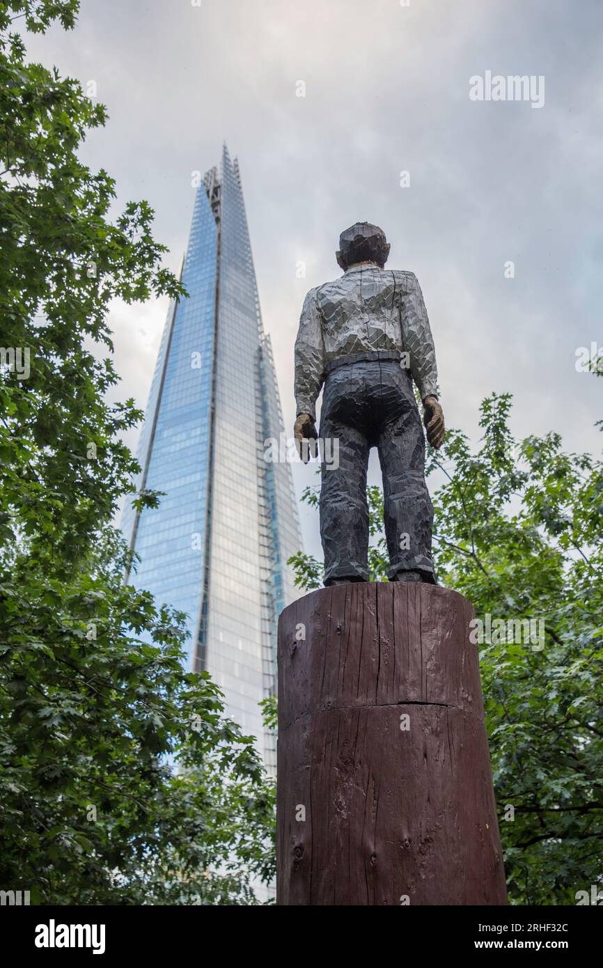 Le statue di coppia di Stephan Balkenhol, London Bridge Foto Stock