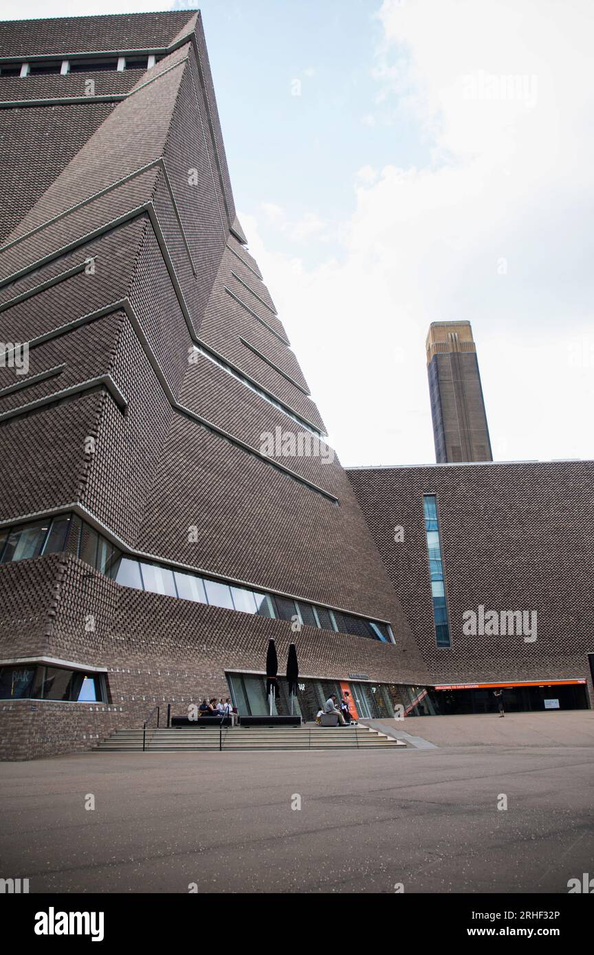 Esterno del Blavatnik Building Tate Gallery Londra con persone sedute Foto Stock