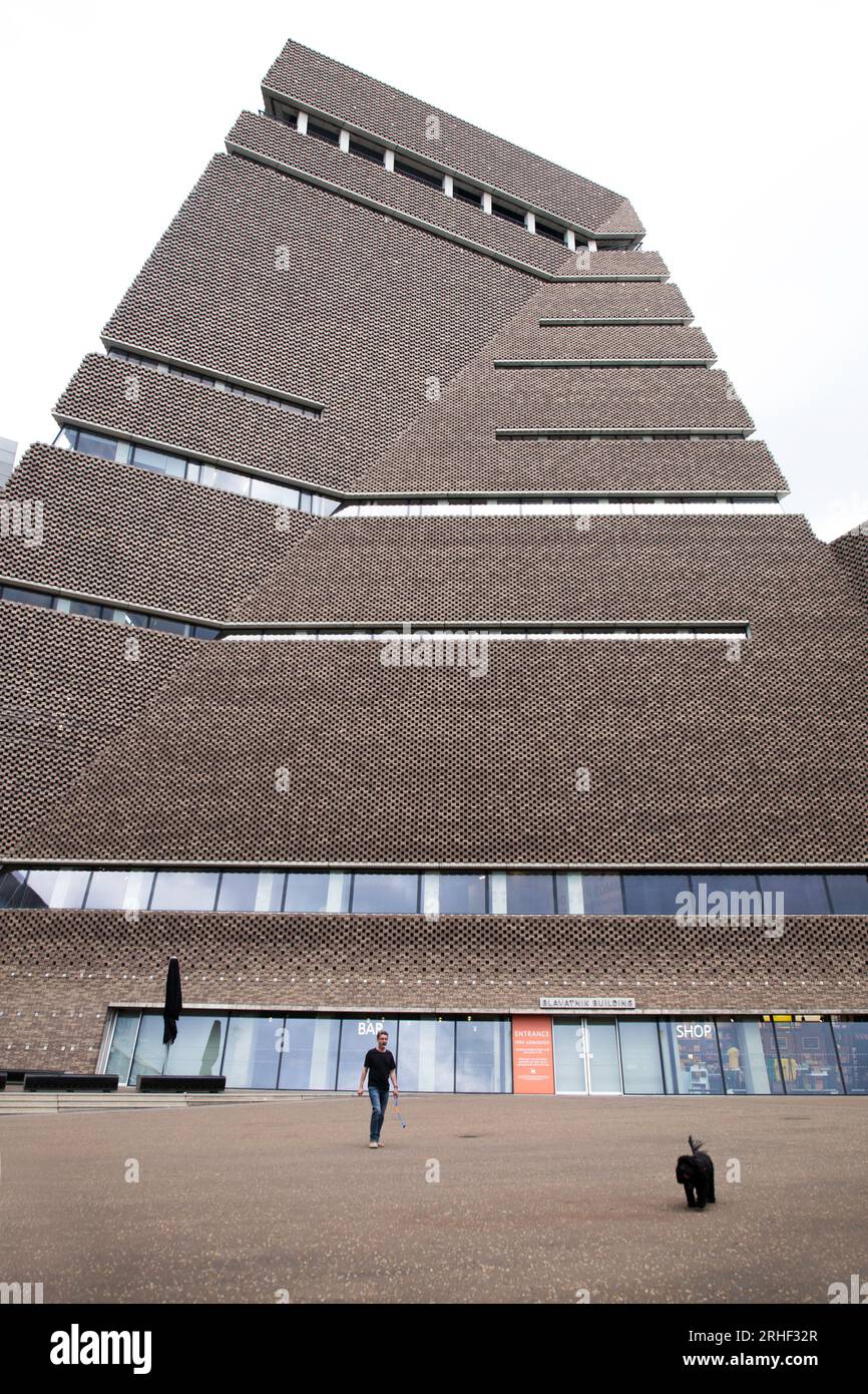 Esterno del Blavatnik Building Tate Gallery di Londra con un cane da passeggio Foto Stock