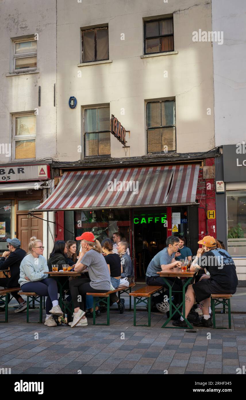 Londra, Regno Unito: Persone sedute fuori da un bar caffetteria in Lower Marsh, una strada con molti ristoranti e pub vicino alla stazione di Waterloo a Londra. Foto Stock