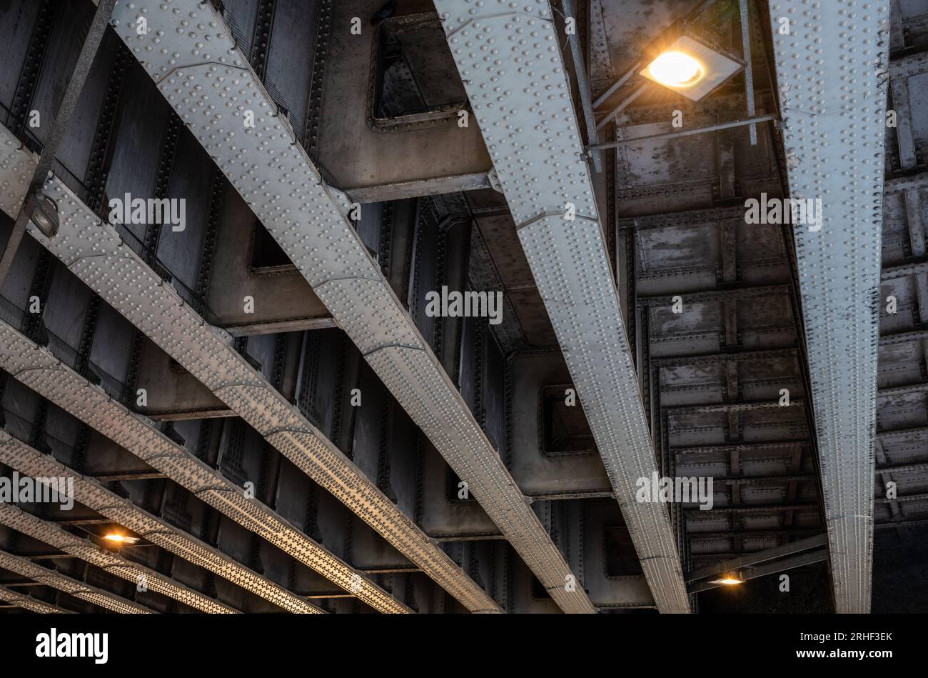 Travi in acciaio con rivetti sotto un ponte ferroviario. Vista in Southwark Street a Londra, Regno Unito. Foto Stock