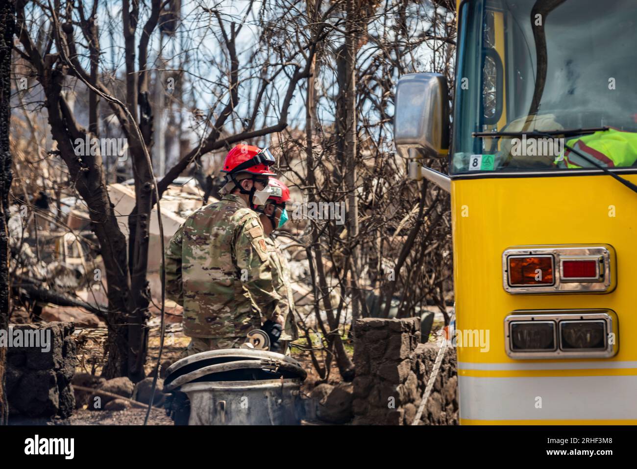 Elementi di ricerca, salvataggio e recupero della Joint Task Force 50 (CJTF-50) conducono operazioni di ricerca di aree danneggiate da incendi boschivi a Lahaina, Maui, 15 agosto 2023. I membri del CJTF-50 dell'esercito delle Hawaii e dell'Air National Guard, U.S. Army Active Duty e Reserve stanno attivamente sostenendo le autorità della contea di Maui per fornire immediatamente sicurezza, sicurezza e benessere alle persone colpite dagli incendi, al fine di garantire un sostegno costante alla comunità di Maui e ai primi soccorritori. Foto Stock