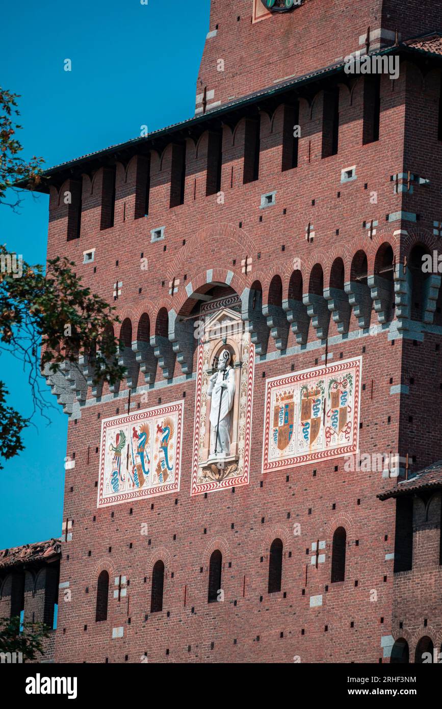 Castello Sforzesco dettagli della fortificazione medievale situata a Milano, Italia settentrionale. 08-15-2023. Costruito da Francesco Sforza Foto Stock