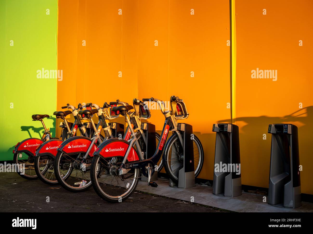 Londra, Regno Unito: Noleggio biciclette presso una stazione di attracco vicino alla stazione della metropolitana di Southwark a Londra al tramonto. Queste biciclette a noleggio sono sponsorizzate da Santander Foto Stock