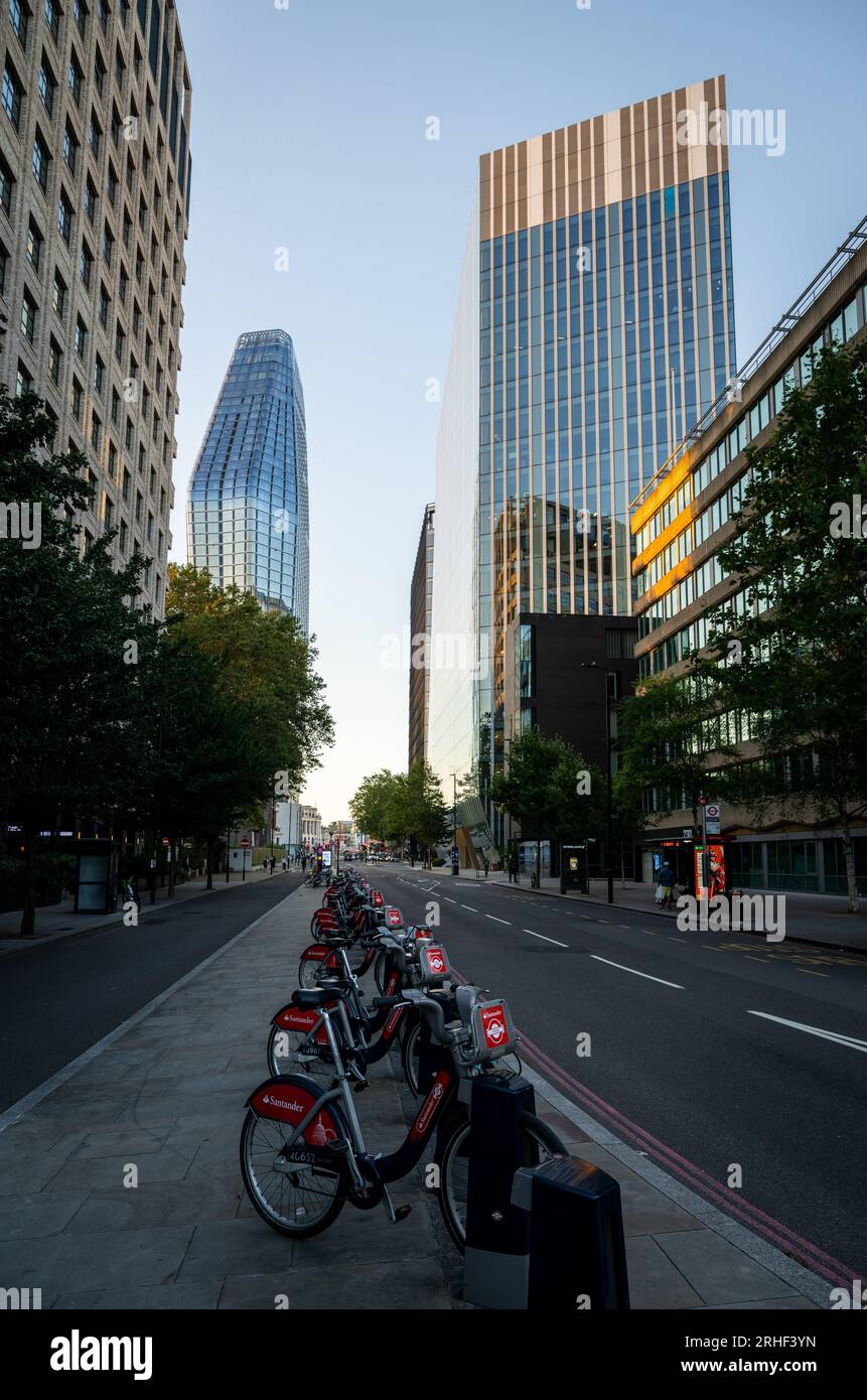 Londra, Regno Unito: Blackfriars Road a Southwark, Londra con il grattacielo One Blackfriars (a sinistra). Stazione di aggancio per noleggio biciclette Santander in primo piano. Foto Stock