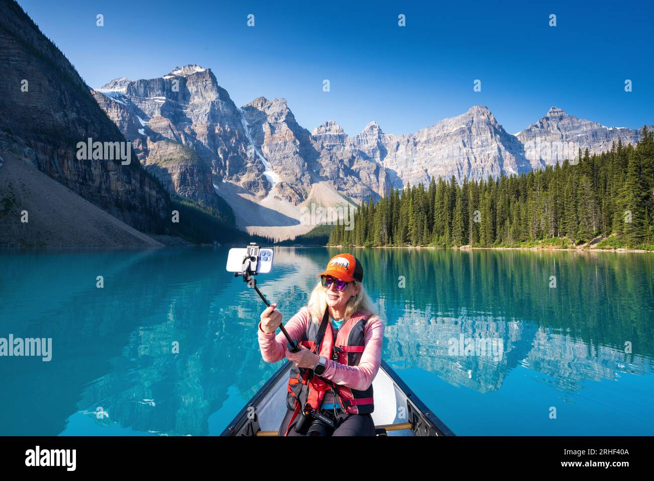 Donna che scatta foto, Moraine Lake durante l'estate nel Banff National Park, Canadian Rockies, Alberta, Canada. Banff National Park, Alberta, Canada Foto Stock