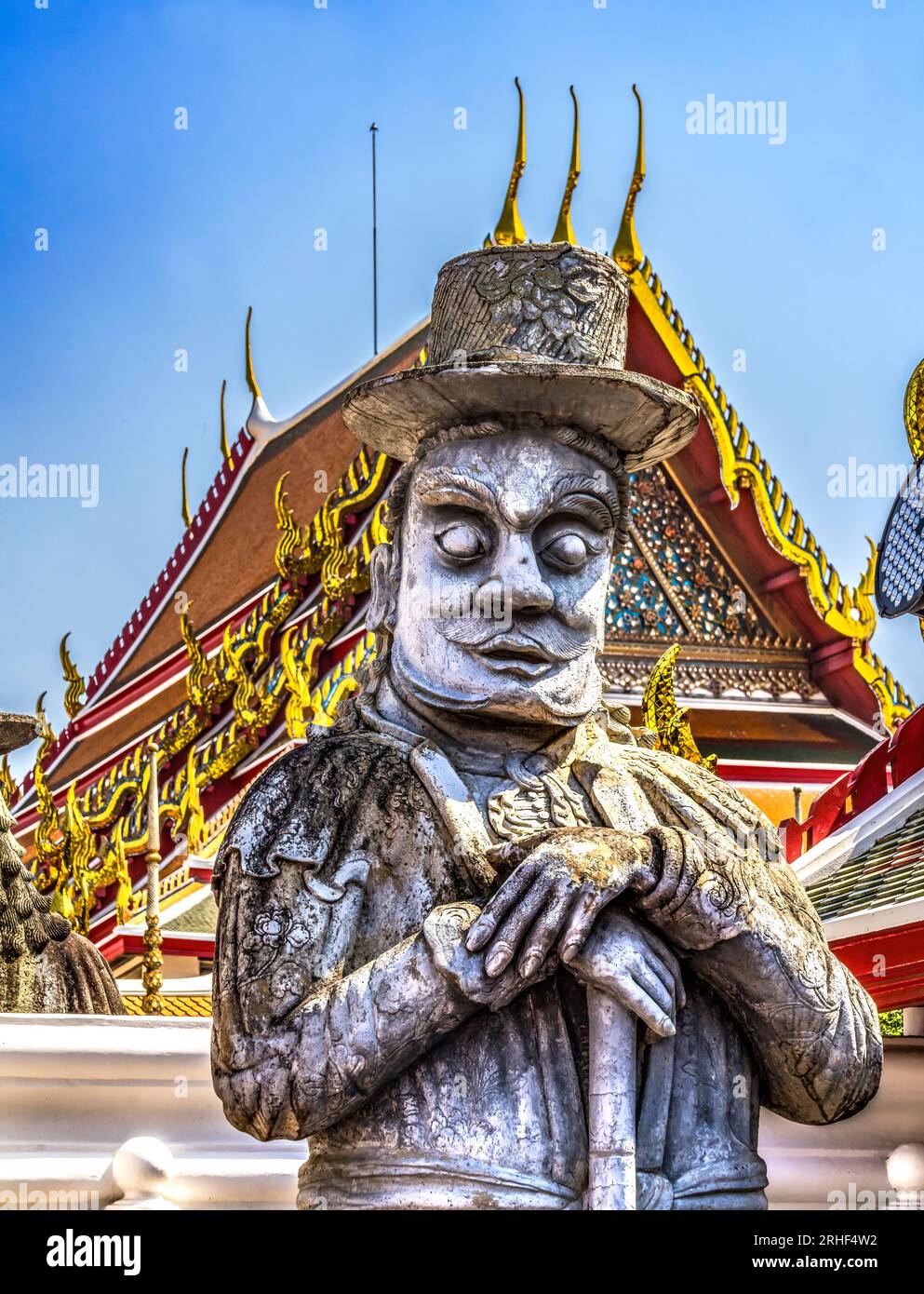 Marco Polo Guardian Wat Pho po Temple Complex Bangkok Thailandia. Costruito negli anni '1600 La ceramica per il tempio veniva dalla Cina. I cinesi producevano anche GU in calcestruzzo Foto Stock