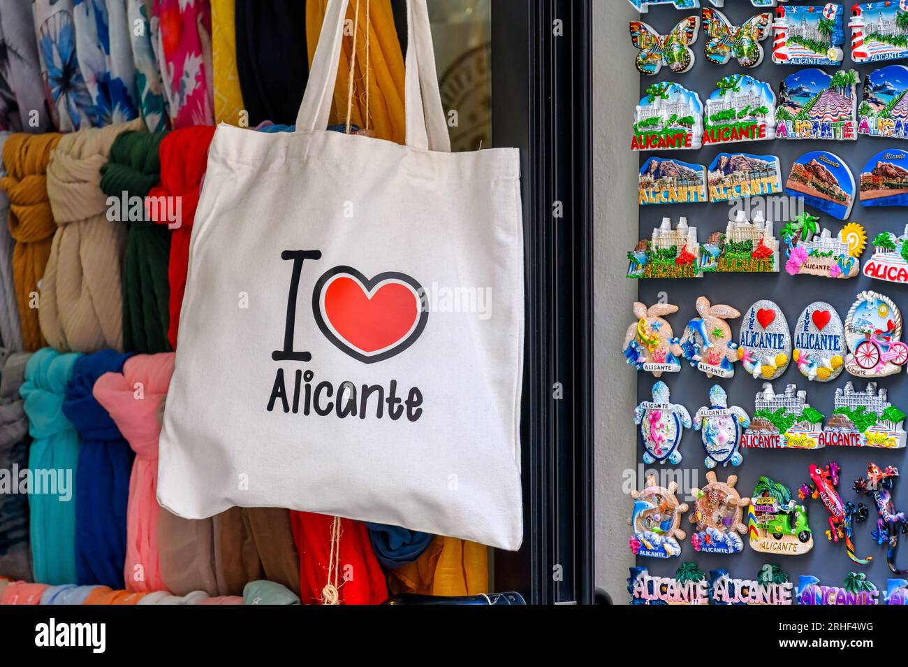 Alicante, Spagna, Una borsa che legge i Love Alicante in un negozio di souvenir. Altri oggetti da regalo o merci sono in vendita nelle piccole imprese. Foto Stock