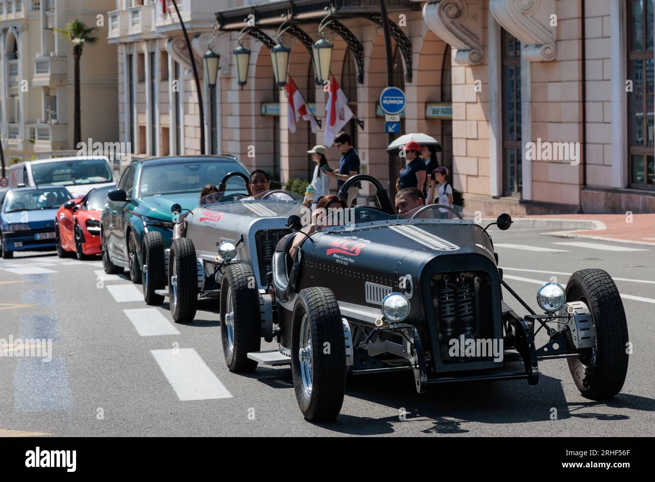 Fila di automobili nel traffico a Monte Carlo, Monaco Foto Stock