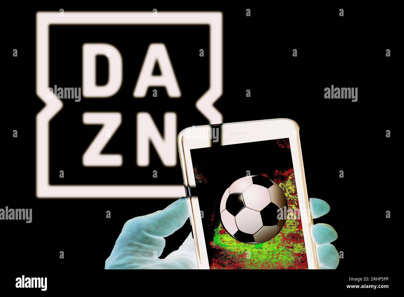 15 agosto 2023, Firenze, Italia, smartphone con il logo DAZN come sfondo. Concetto di servizio di streaming, pay per view per le partite di calcio. Foto Stock