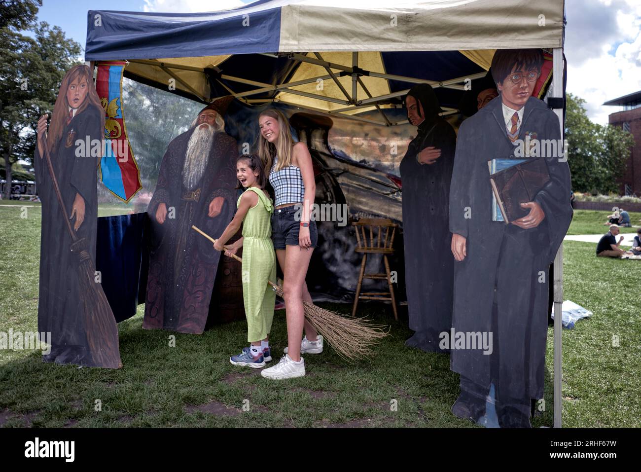 Tenda a tema di Harry Potter con i bambini che si divertono e cavalcano un boccone mentre posano per le fotografie. Stratford Upon Avon Inghilterra Regno Unito Foto Stock