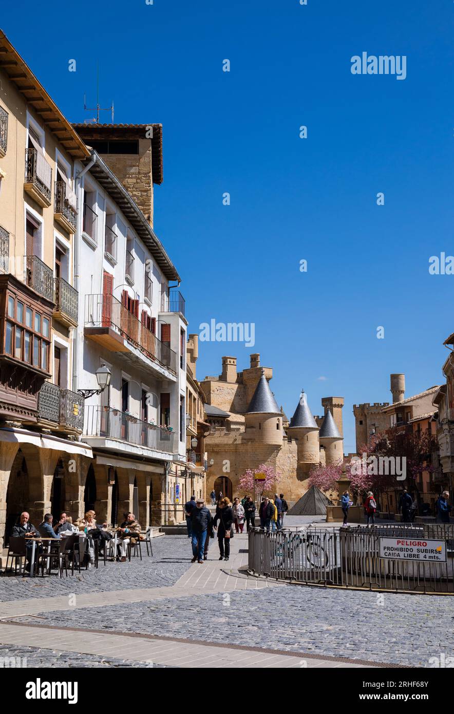 Europa, Spagna, Navarra, Olite, edifici tradizionali e Café on Plaza Carlos III El Noble Foto Stock