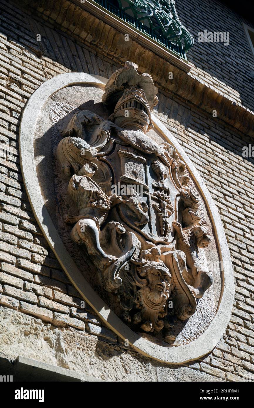 Europa, Spagna, Navarra, Olite, stemma reale scolpito in pietra sulla facciata dell'edificio storico Foto Stock