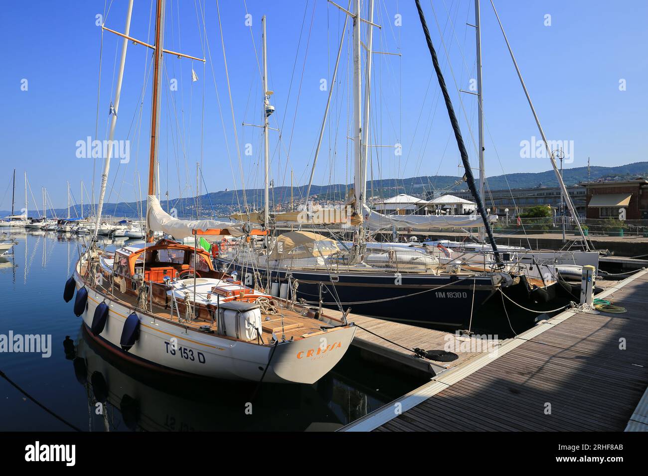 Trieste, Italia - 20 luglio 2019: Barche a vela ormeggiate vicino alla riva di Trieste Foto Stock