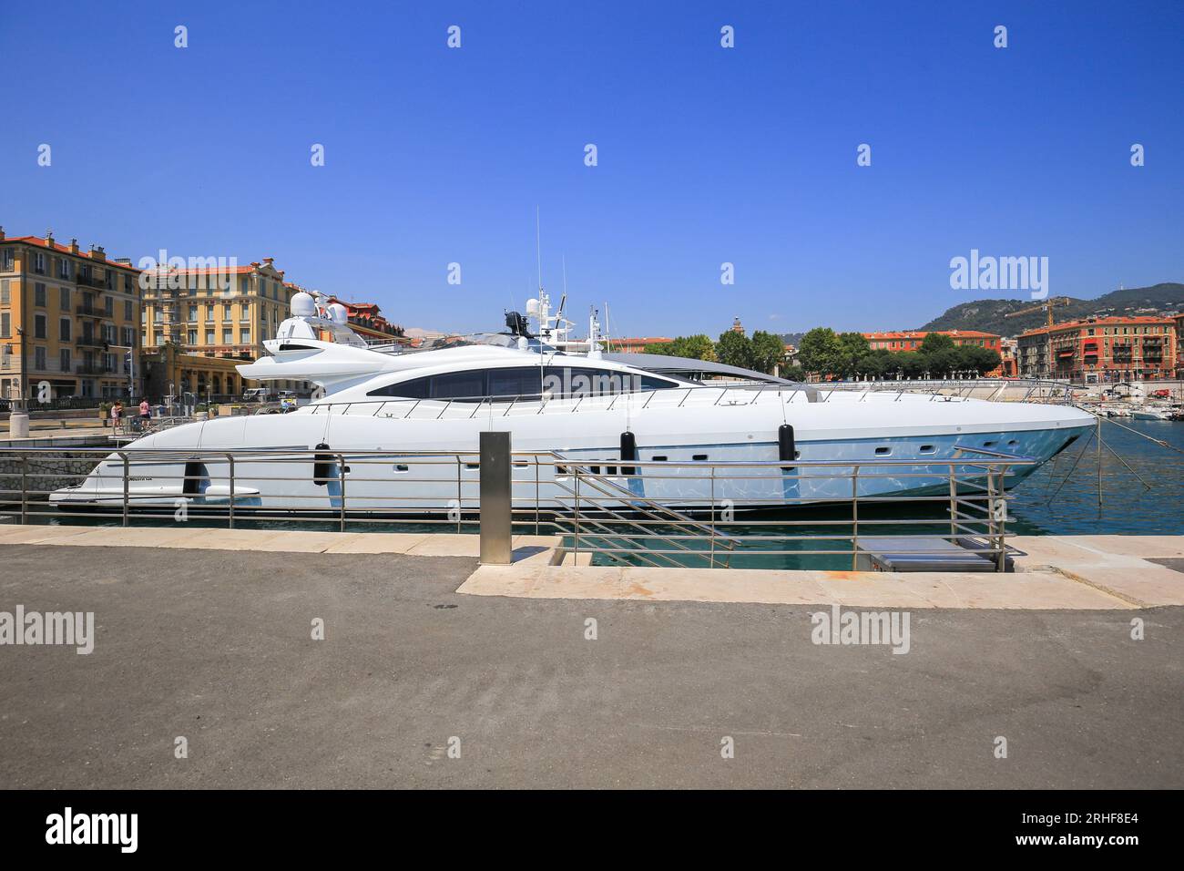 Lussuoso super yacht bianco ormeggiato nel Port de Nice Foto Stock