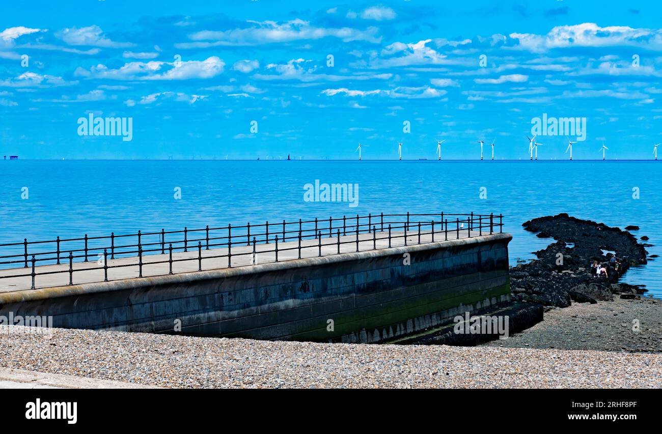 I resti di Hampton Pier, Herne Bay, Kent, che si affacciano sull'estuario del Tamigi e sulla Kentish Flats Offshore Wind Farm Foto Stock