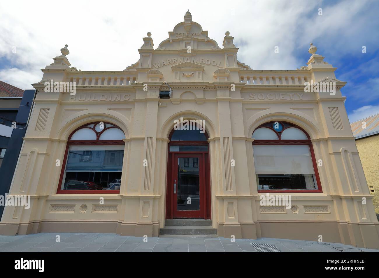 Edificio storico del 846, ex sede di molto tempo fa, chiuso il quartiere commerciale locale, il beige, Liebig Street. Warrnambool-Australia. Foto Stock