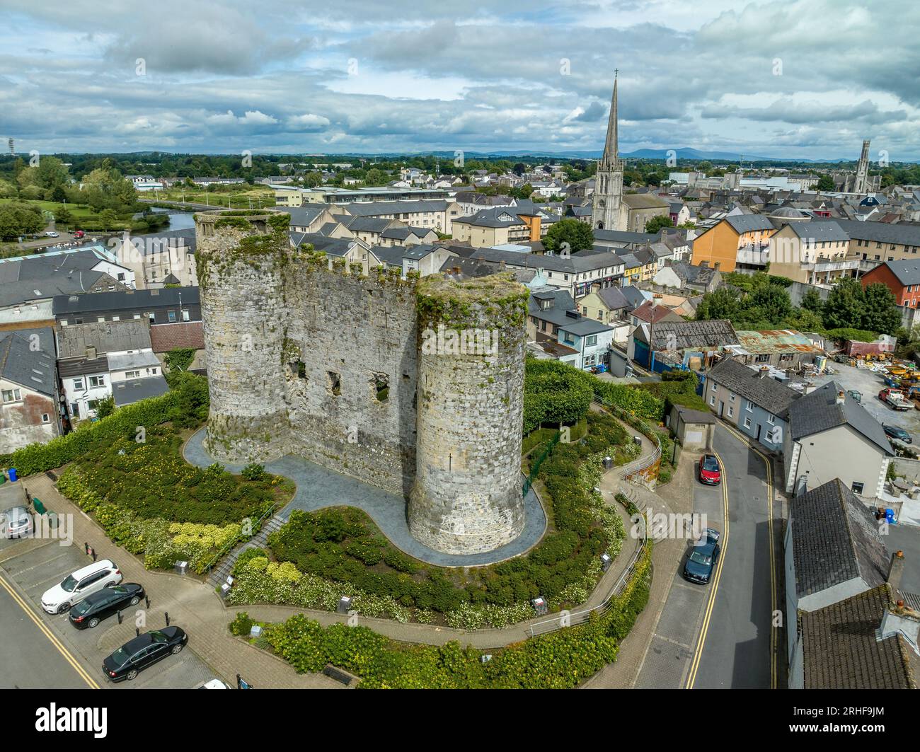 Vista aerea del castello di Carlow e della città in Irlanda con torri circolari sopra il fiume Barrow Foto Stock